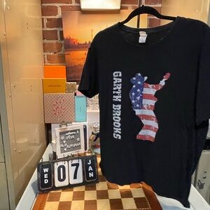 Garth Brooks, specifically from his 2017 World Tour with Trisha Yearwood.